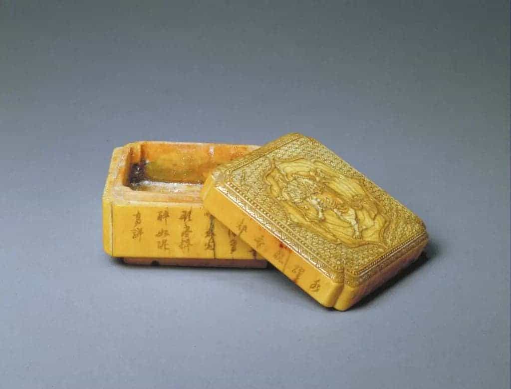 象牙雕狮戏金钱纹方盒 - 故宫竹木牙角匏类藏品_第3张