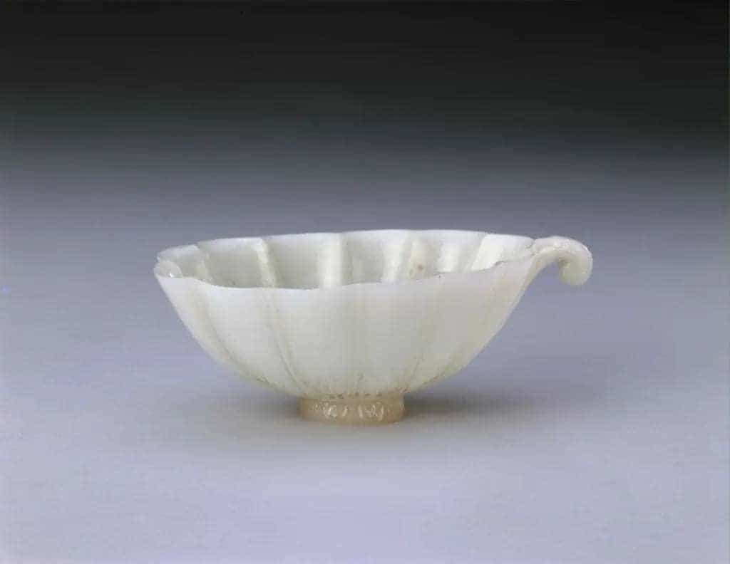 痕都斯坦白玉单耳叶式杯 - 故宫玉石器藏品_第1张