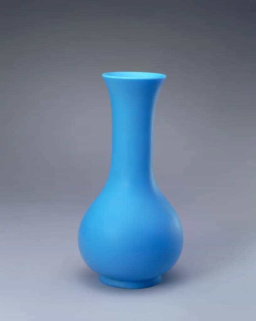 乾隆款孔雀蓝色玻璃长颈瓶 - 故宫玻璃器藏品_第1张