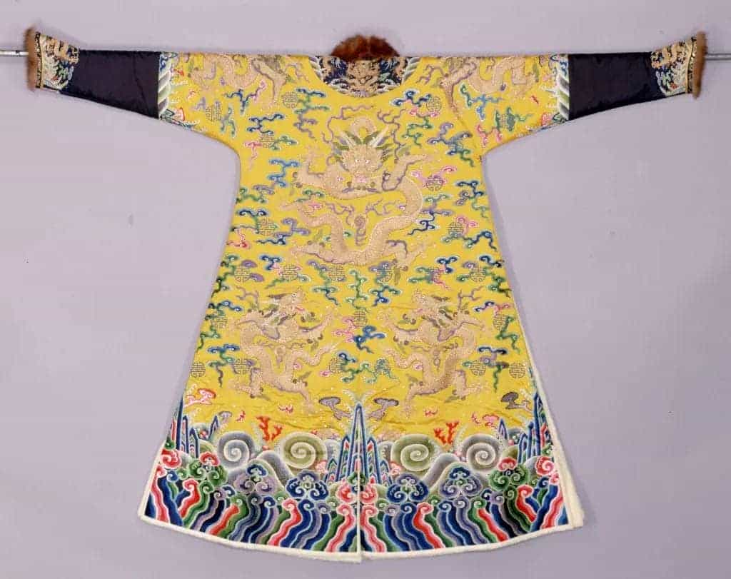 明黄缎绣彩云蝠金龙银鼠皮龙袍 - 故宫织绣类藏品_第2张