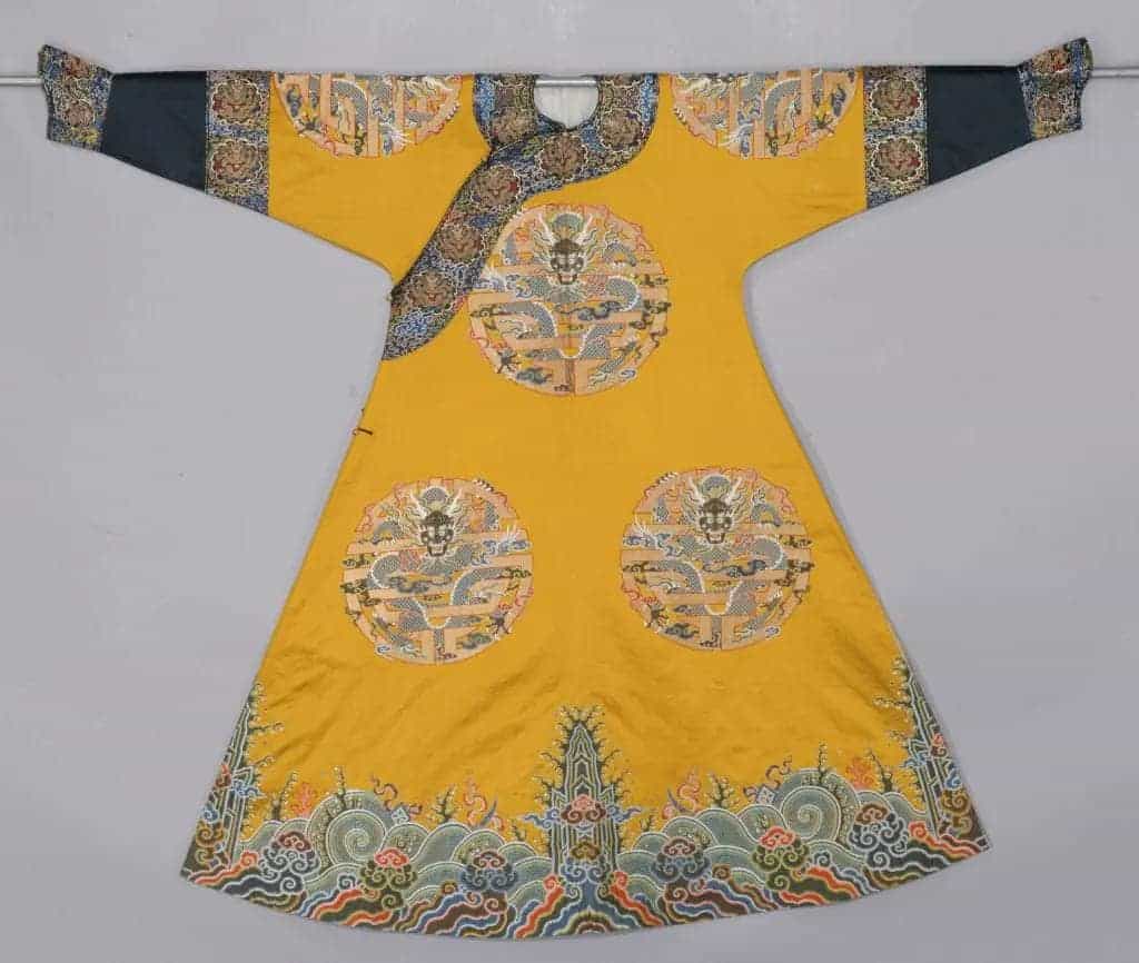 明黄色八团云龙寿字妆花缎女夹龙袍 - 故宫织绣类藏品_第1张