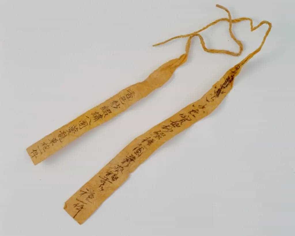 香色缀绣八团夔龙牡丹单袍 - 故宫织绣类藏品_第4张