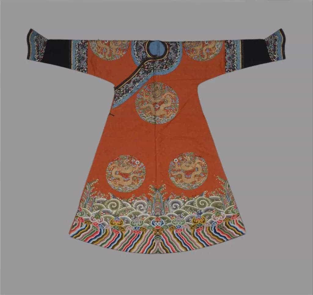 杏黄色缎缀绣八团云龙女夹龙袍 - 故宫织绣类藏品_第1张