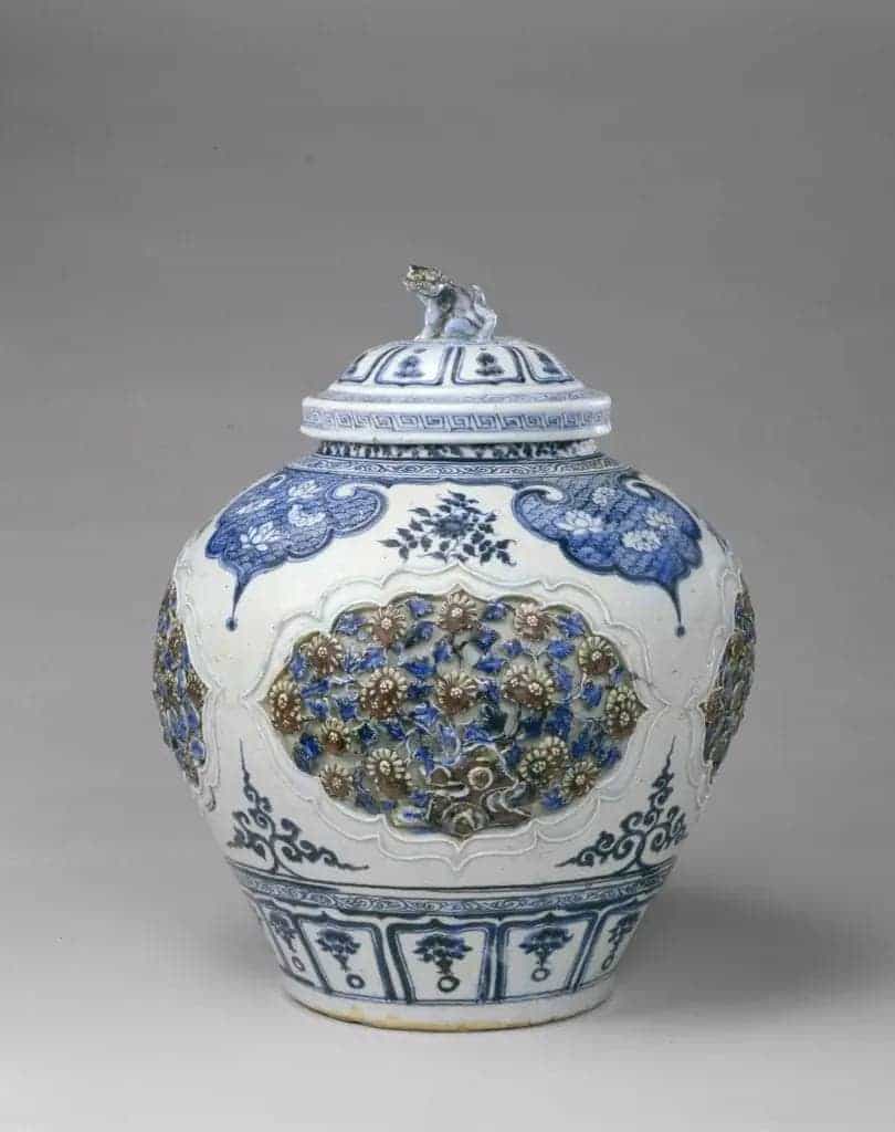 景德镇窑青花釉里红镂雕盖罐 - 故宫陶瓷器藏品_第1张