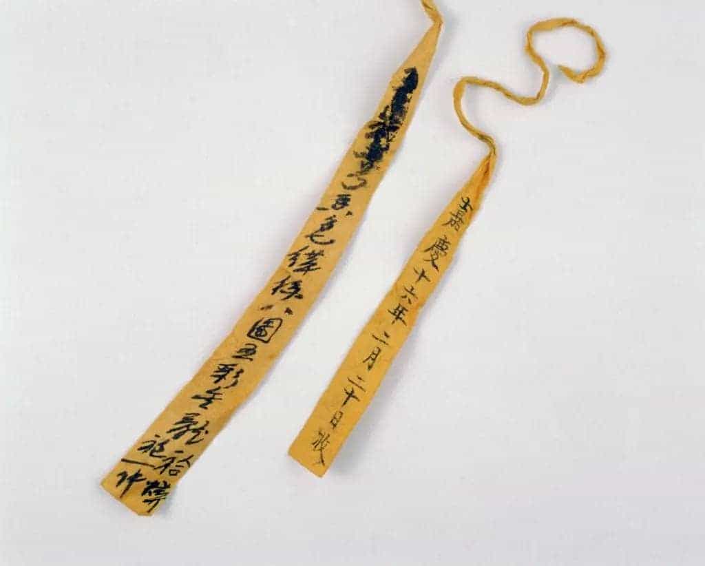 香色缂丝八团云龙袷袍 - 故宫织绣类藏品_第3张