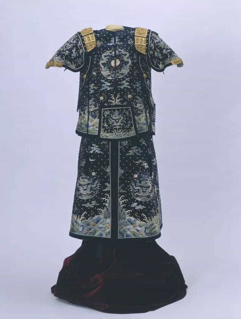 石青色缎绣彩云蓝龙绵甲 - 故宫武备仪仗类藏品_第1张