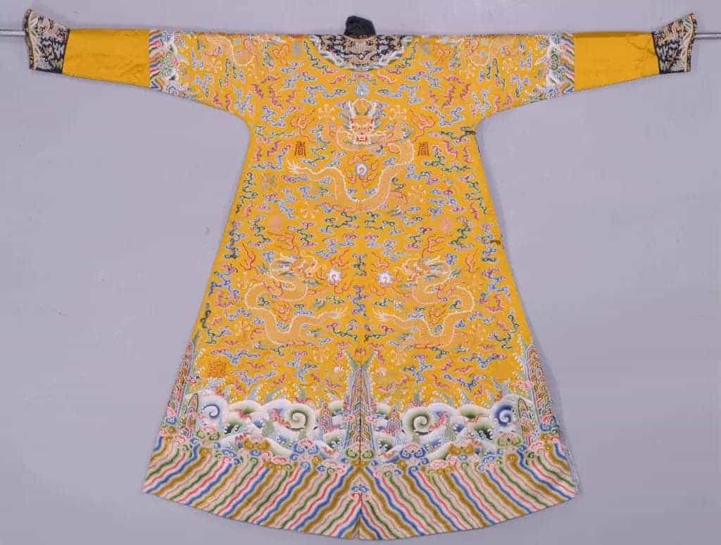 明黄色缎绣彩云黄龙夹龙袍 - 故宫织绣类藏品_第2张