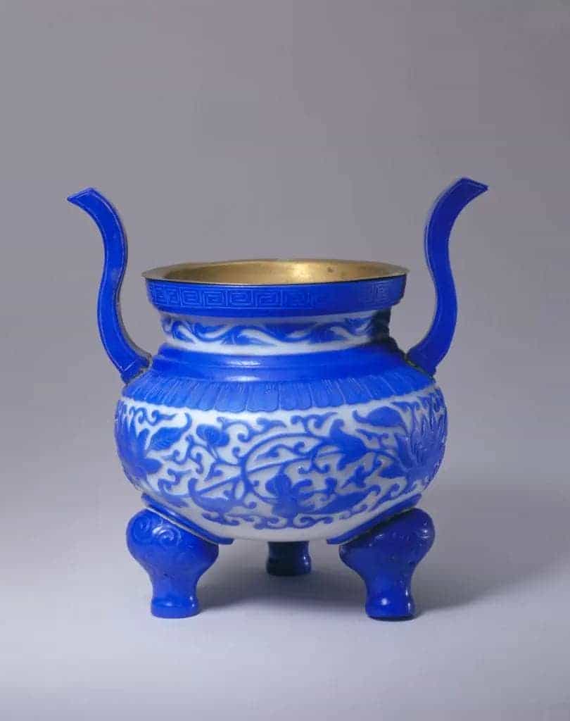 乾隆款白套蓝玻璃缠枝花卉纹朝冠耳炉 - 故宫玻璃器藏品_第1张