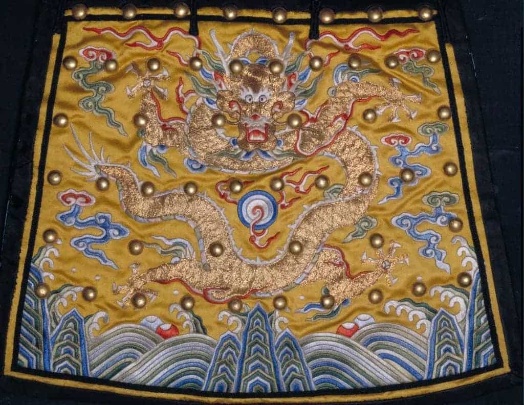 黄色缎绣金龙纹铜钉乾隆帝御用棉甲 - 故宫武备仪仗类藏品_第2张