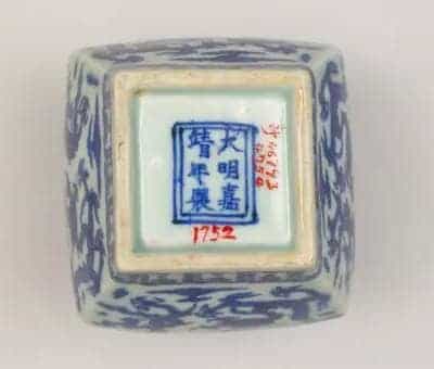 青花云龙纹四方盖罐 - 故宫陶瓷器藏品_第2张