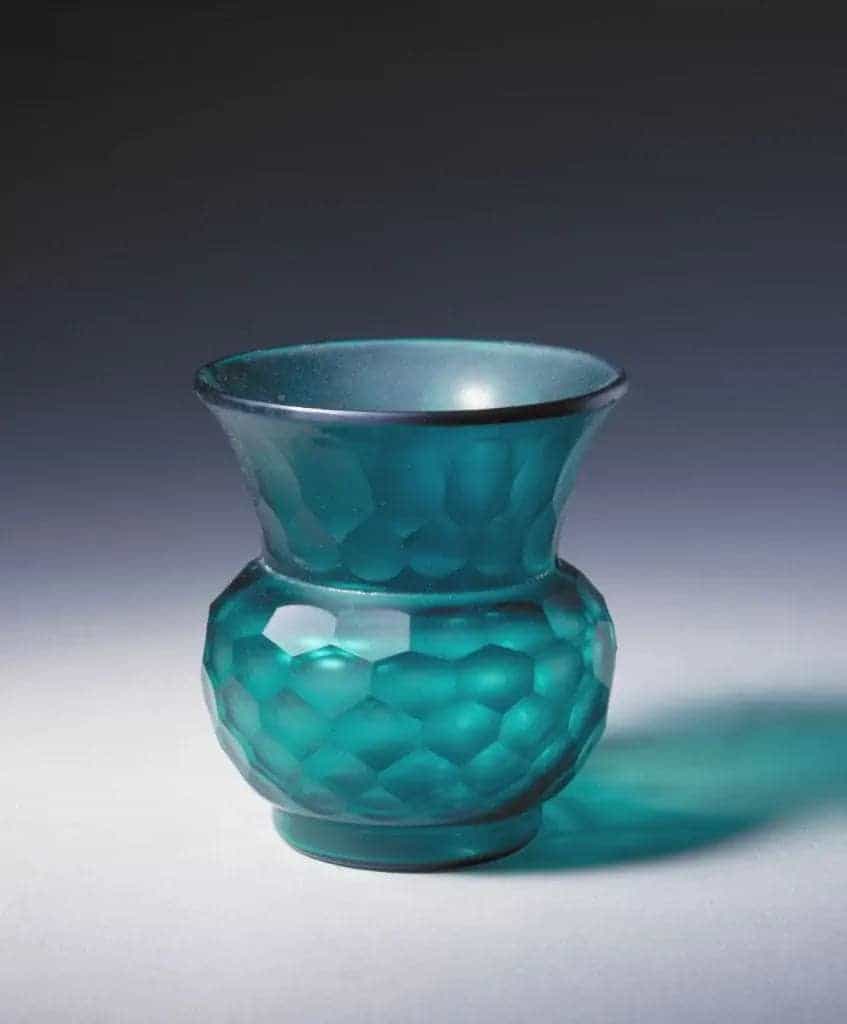 绿色透明玻璃渣斗 - 故宫玻璃器藏品_第1张