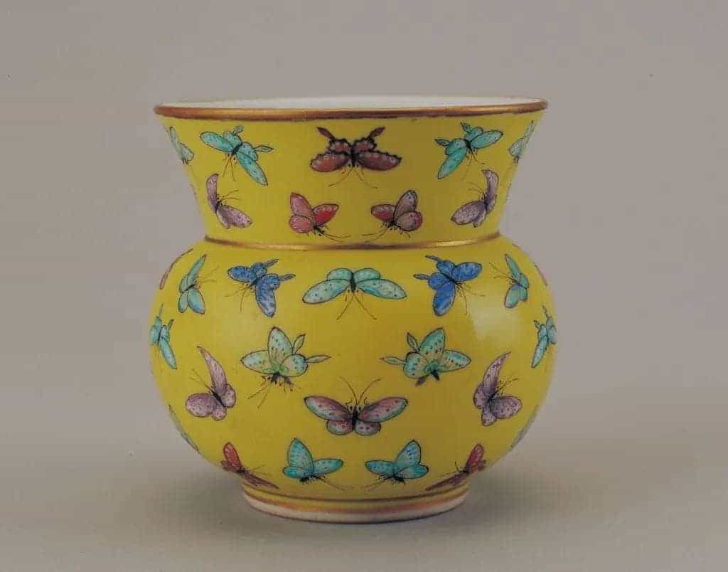 黄地粉彩百蝶纹奓斗 - 故宫陶瓷器藏品_第1张
