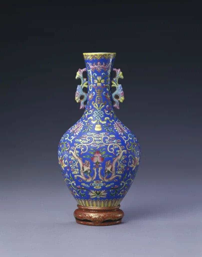 蓝地粉彩双龙蝠寿缠枝花纹螭耳壁瓶 - 故宫陶瓷器藏品_第1张