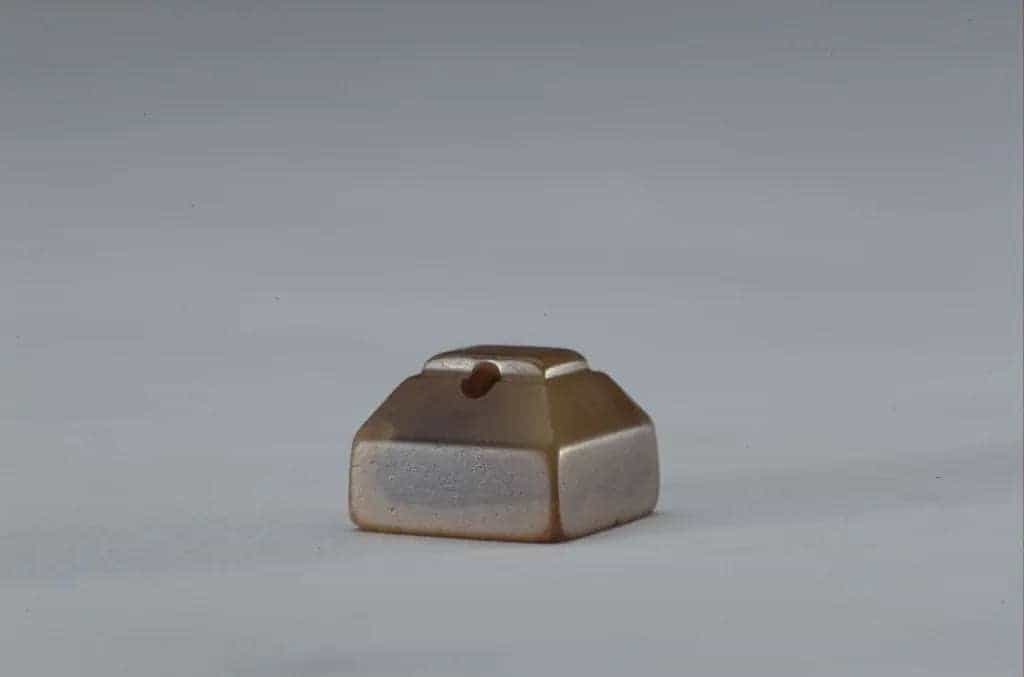 黄玉鼻钮“陈毋伤印” - 故宫玺印类藏品_第1张
