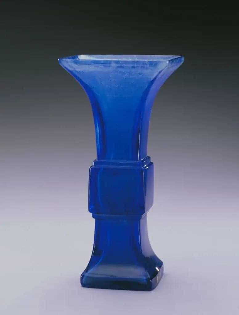乾隆款蓝玻璃方花觚 - 故宫玻璃器藏品_第1张