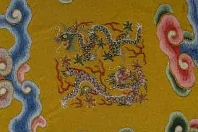 明黄色缎绣彩云黄龙夹龙袍 - 故宫织绣类藏品_第3张