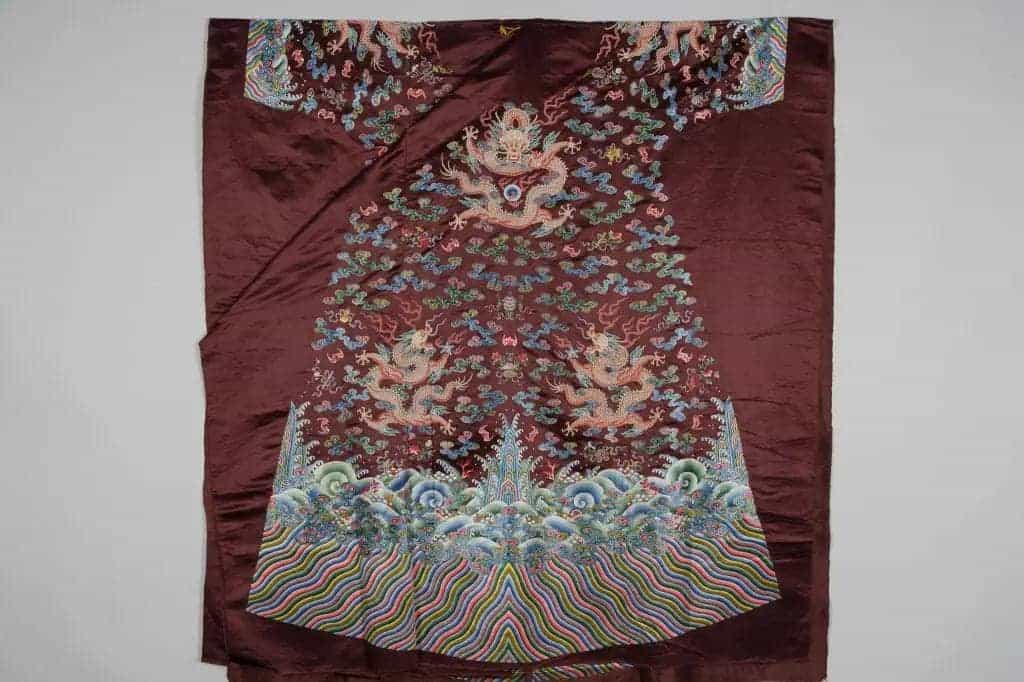 酱色缎地缉米珠绣云龙袍料 - 故宫织绣类藏品_第1张
