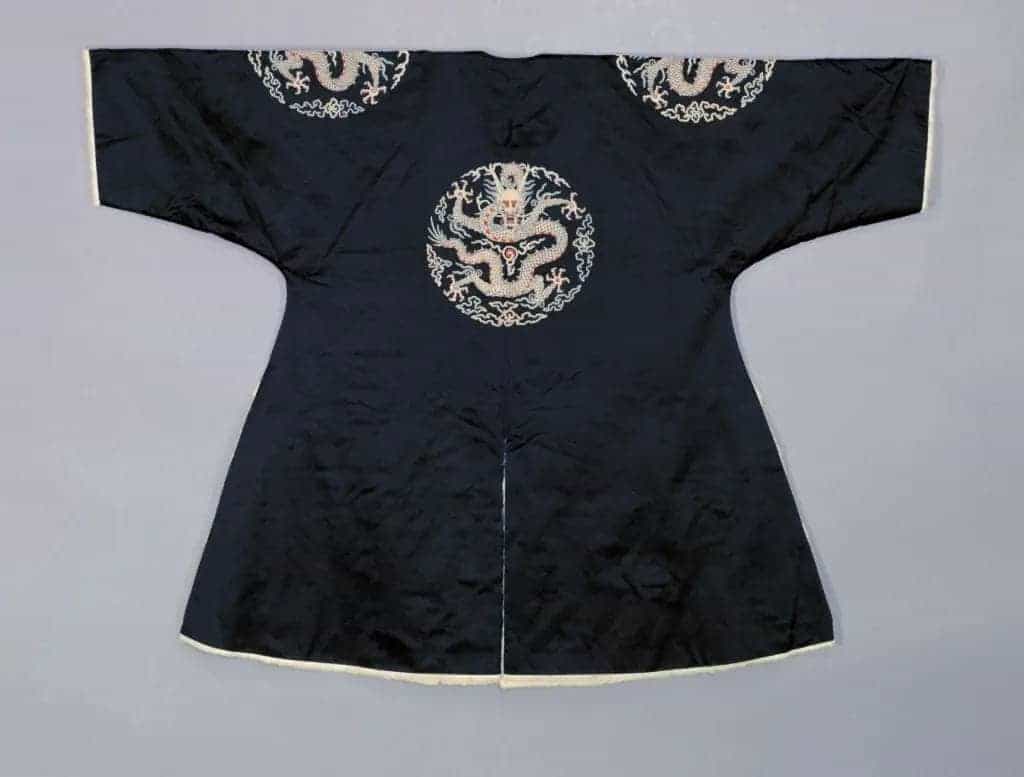 石青色缎缀四团缉米珠云龙银鼠皮衮服 - 故宫织绣类藏品_第2张
