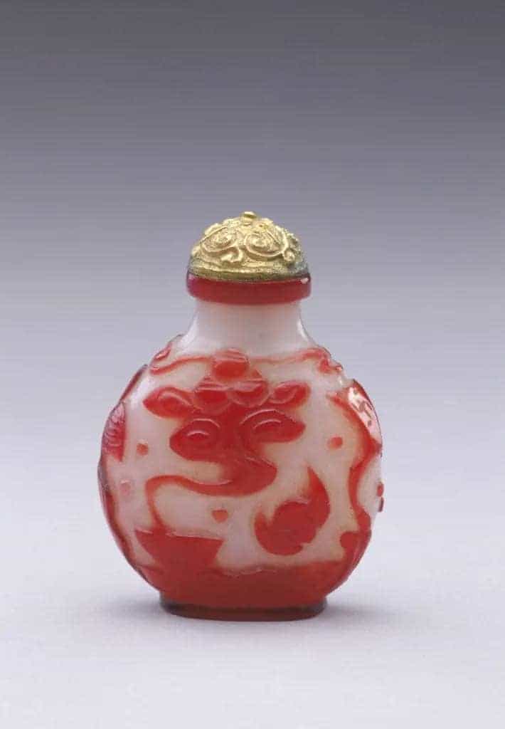 白套红色玻璃仙阁图鼻烟壶 - 故宫生活器具类藏品_第1张
