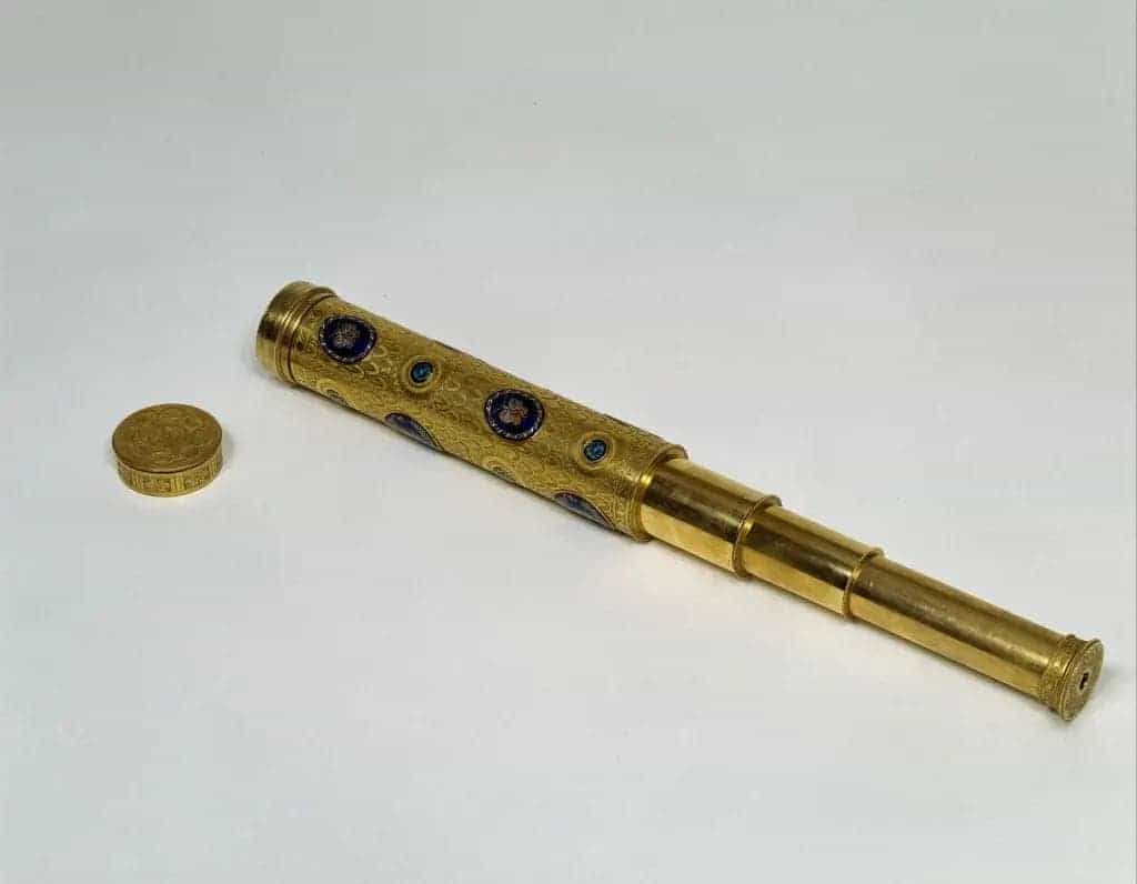 铜镀金嵌珐琅望远镜 - 故宫钟表仪器类藏品_第1张