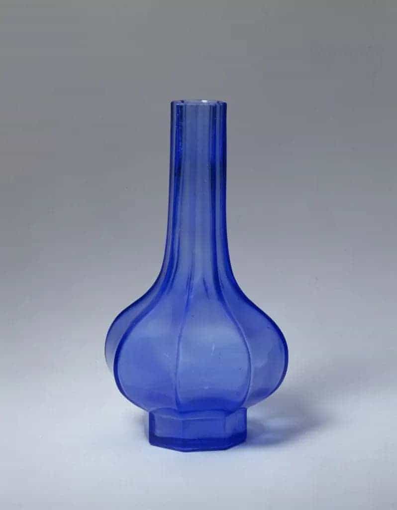 雍正款蓝色透明玻璃八棱瓶 - 故宫玻璃器藏品_第1张
