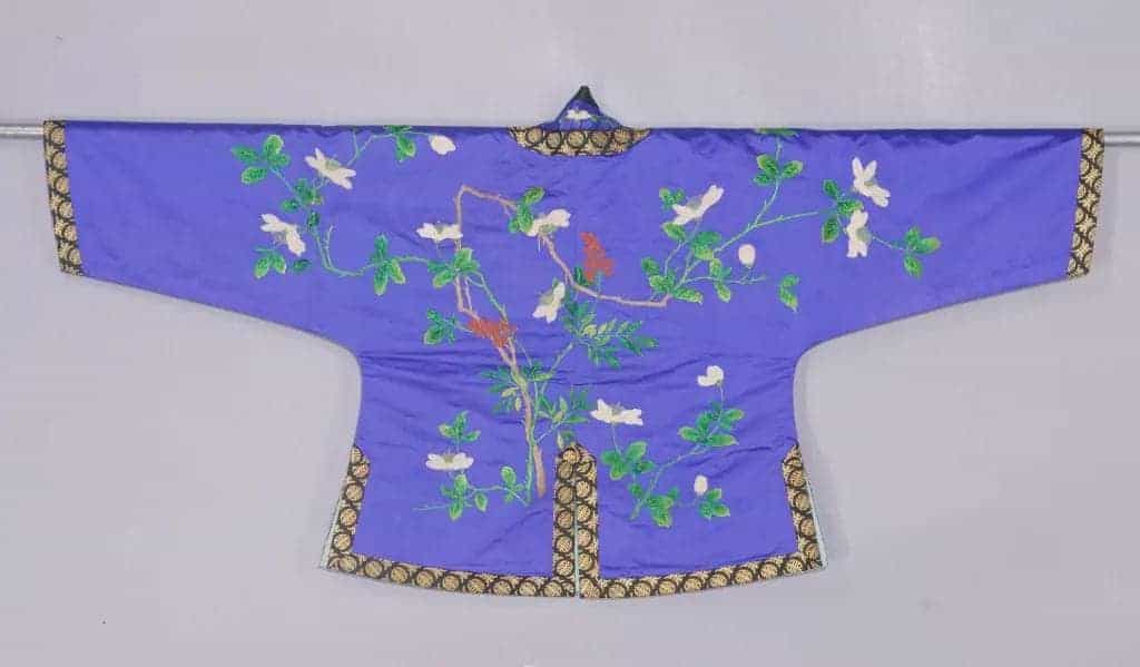 蓝色缎串珠绣栀子天竹夹马褂 - 故宫织绣类藏品_第2张