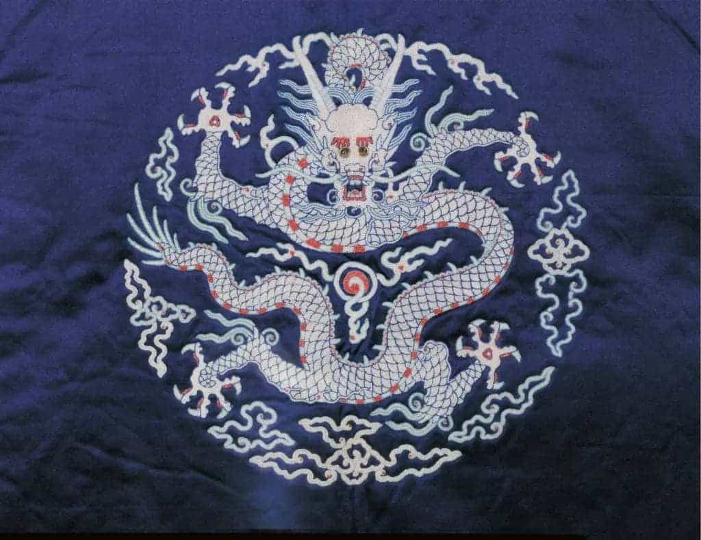 石青色缎缀四团缉米珠云龙银鼠皮衮服 - 故宫织绣类藏品_第3张
