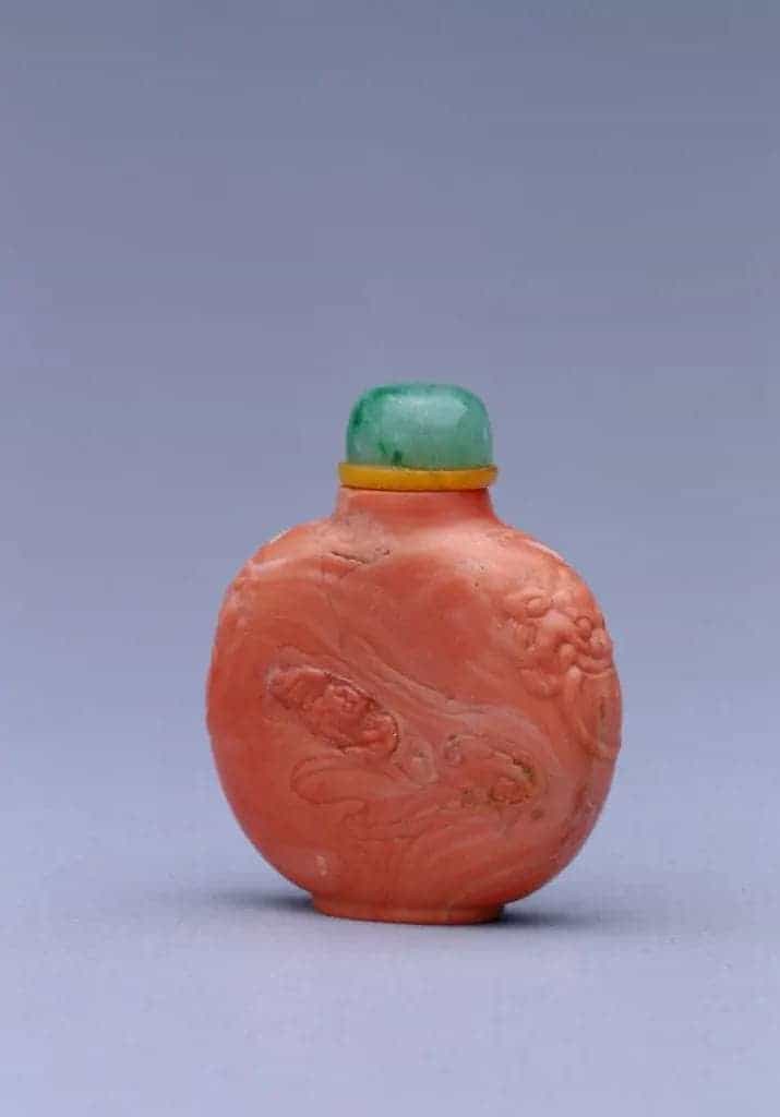 珊瑚雕松石云蝠纹鼻烟壶 - 故宫生活器具类藏品_第2张