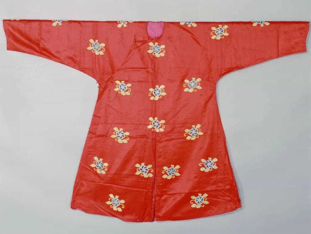 大红色绫缀葵花纹袷驾衣 - 故宫织绣类藏品_第1张