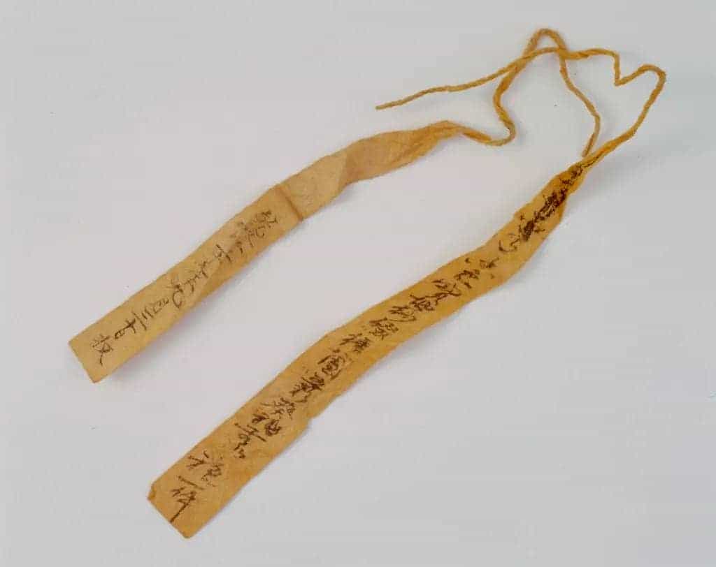 香色缀绣八团夔龙牡丹单袍 - 故宫织绣类藏品_第3张
