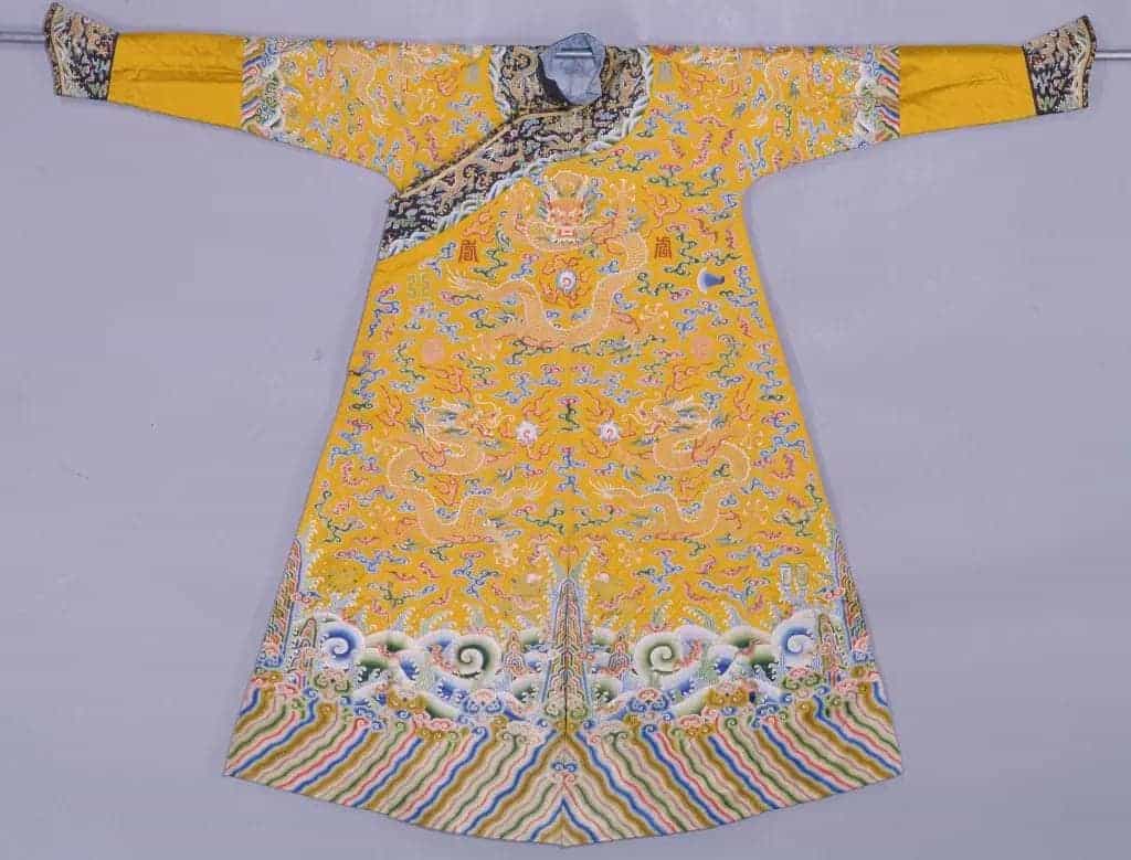 明黄色缎绣彩云黄龙夹龙袍 - 故宫织绣类藏品_第1张