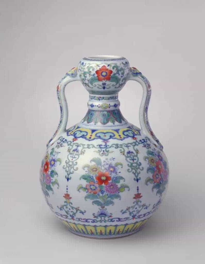 斗彩如意耳蒜头瓶 - 故宫陶瓷器藏品_第1张