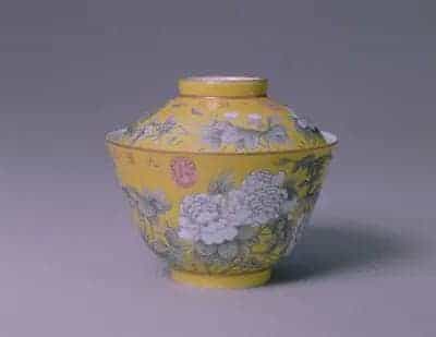 黄地墨彩花蝶纹盖碗 - 故宫陶瓷器藏品_第1张