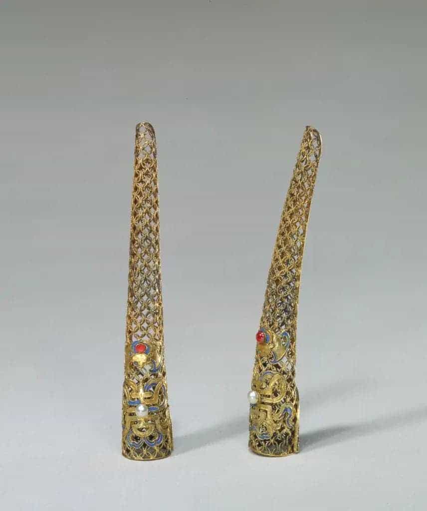 银鎏金累丝嵌珠石指甲套 - 故宫首饰类藏品_第1张