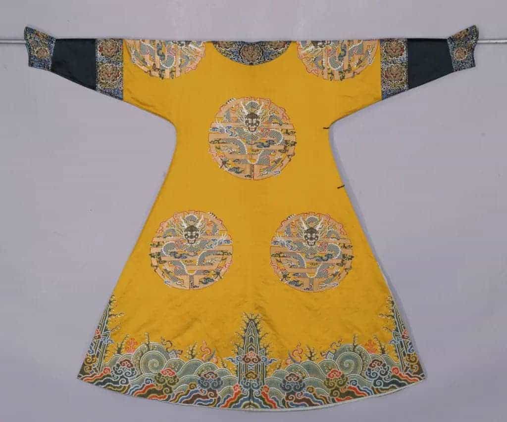 明黄色八团云龙寿字妆花缎女夹龙袍 - 故宫织绣类藏品_第2张
