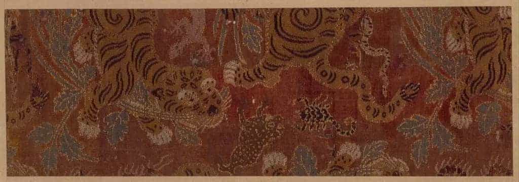 红地奔虎五毒妆花纱裱片 - 故宫织绣类藏品_第1张