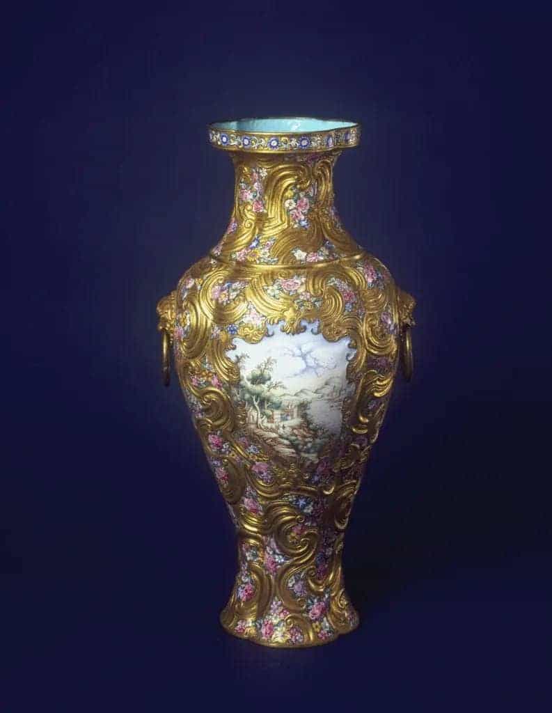 乾隆款画珐琅开光西洋风景人物图海棠花式瓶 - 故宫珐琅器藏品_第1张