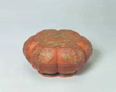 戗金彩漆双凤纹菱花式盒 - 故宫漆器藏品_第2张