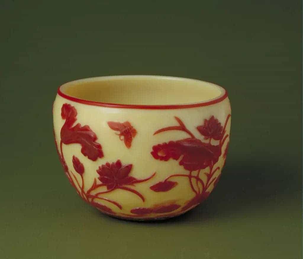 乾隆款黄套红玻璃荷花纹缸 - 故宫玻璃器藏品_第1张