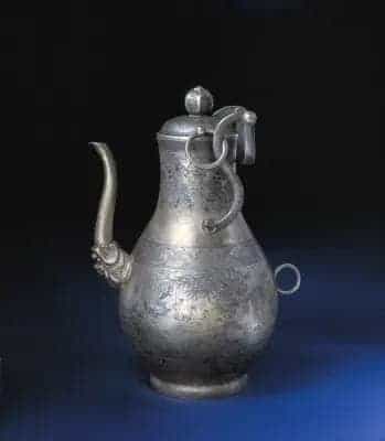 银刻花山水人物提梁壶 - 故宫金银锡器藏品_第1张