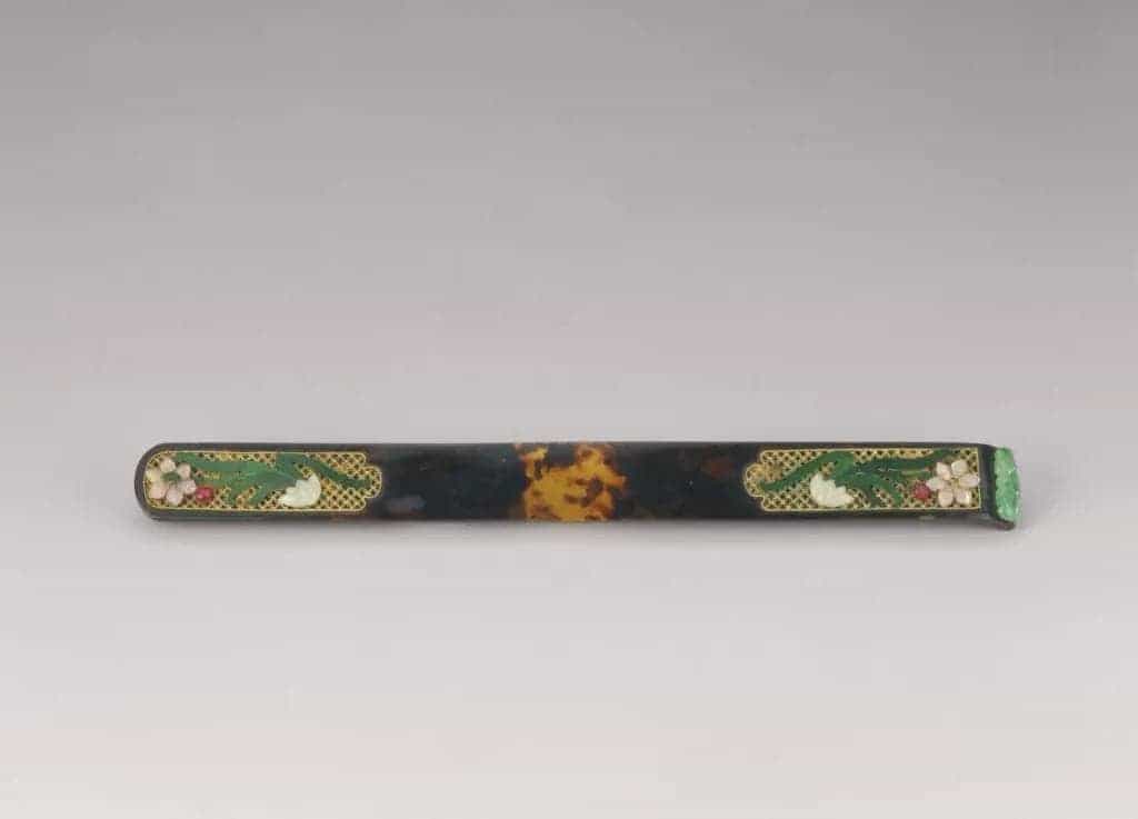 玳瑁镶珠石翠花扁方 - 故宫首饰类藏品_第1张