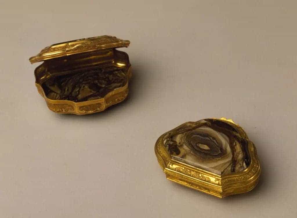 铜镀金刻花镶玛瑙委角形粉盒 - 故宫首饰类藏品_第1张