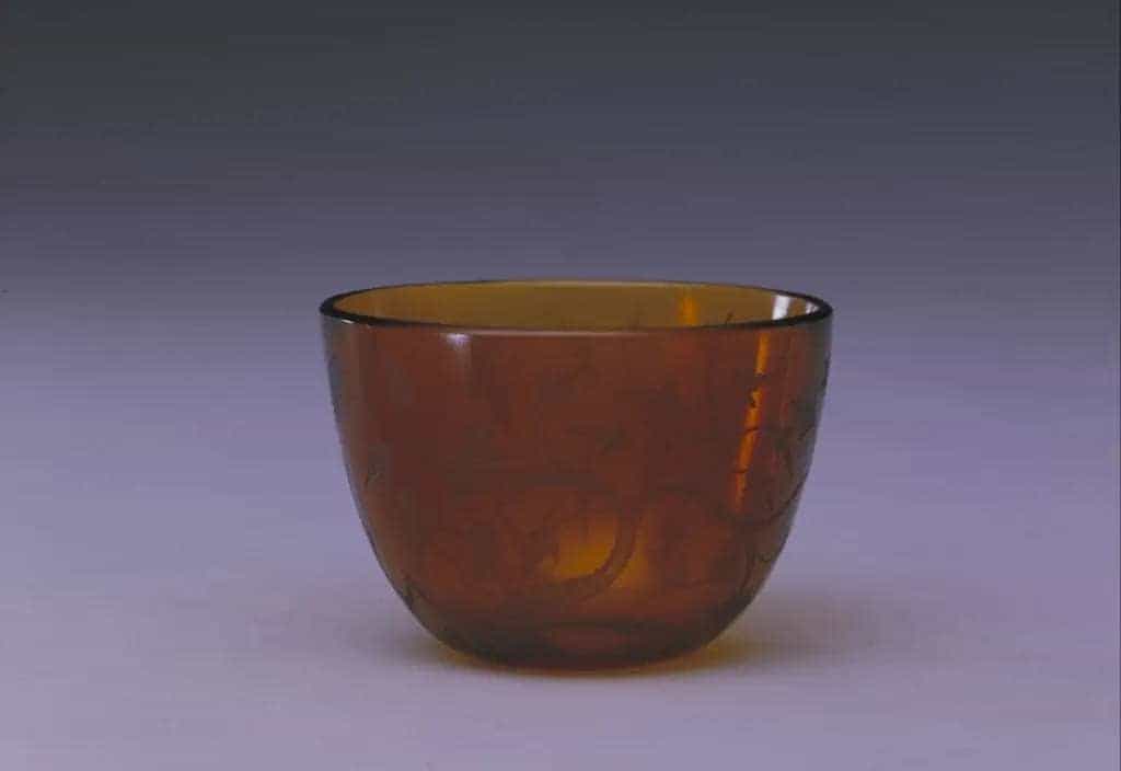 乾隆款茶色透明玻璃磨花花卉纹杯 - 故宫玻璃器藏品_第1张