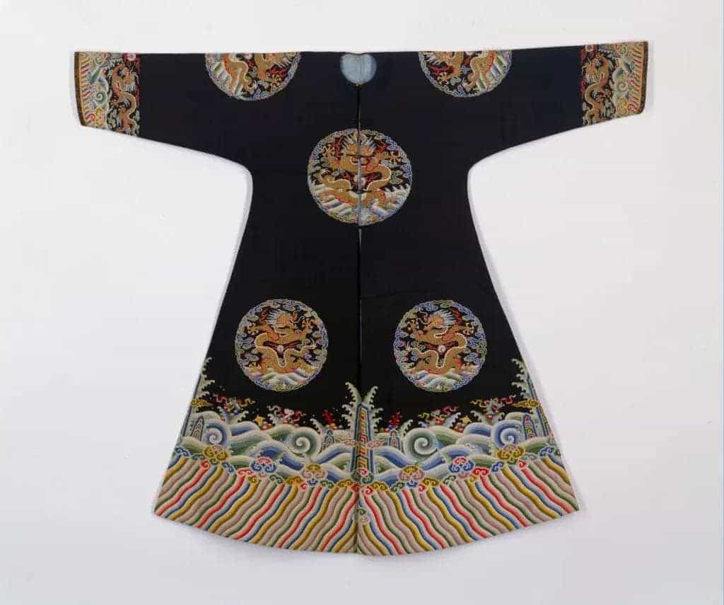 缂丝石青地八团龙棉褂 - 故宫织绣类藏品_第1张