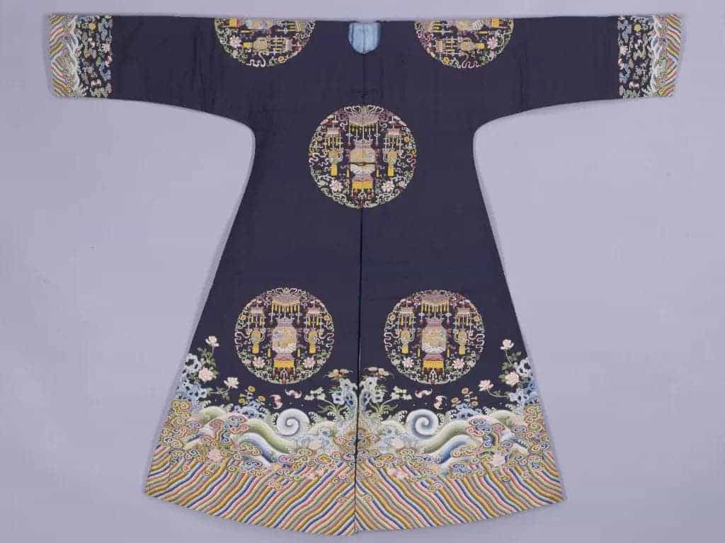 石青缂丝八团庆寿灯笼纹棉褂 - 故宫织绣类藏品_第1张