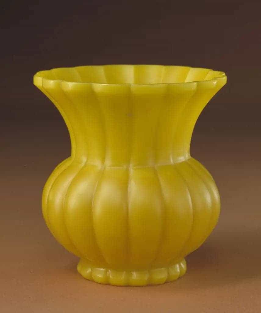 雍正款黄玻璃菊瓣式渣斗 - 故宫玻璃器藏品_第1张