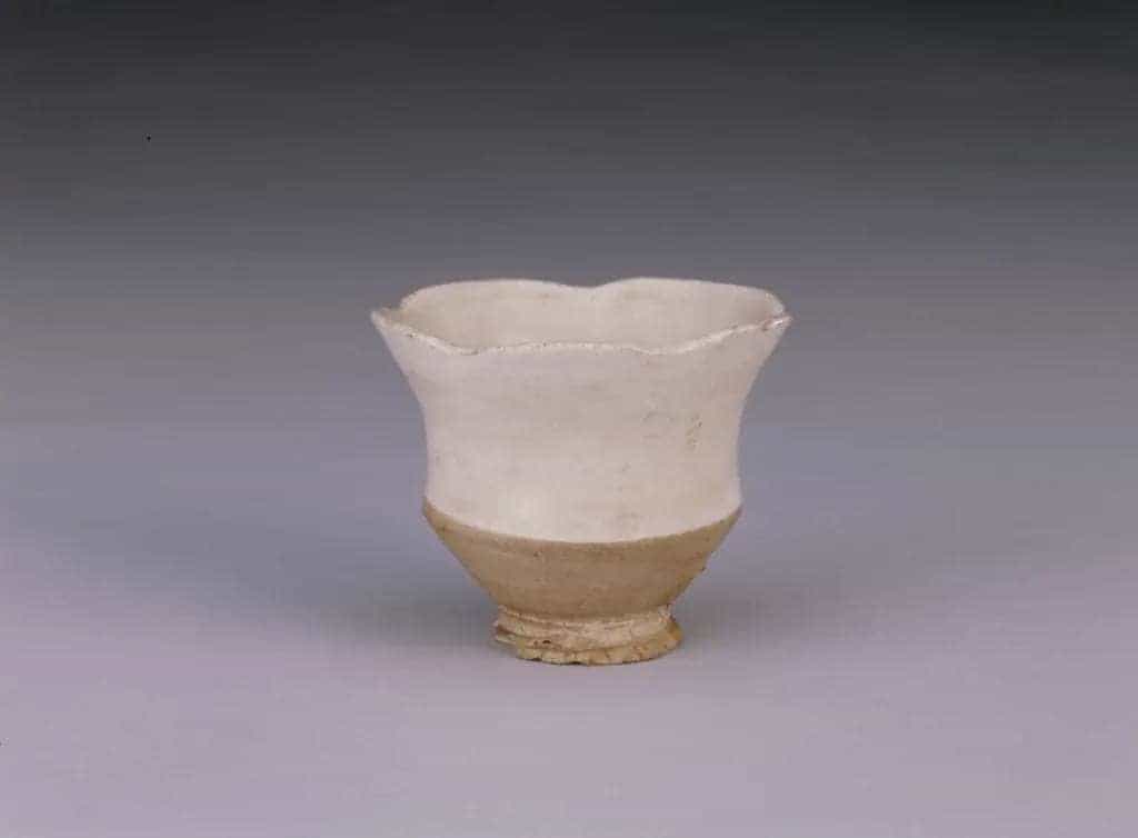 白釉葵瓣口杯 - 故宫陶瓷器藏品_第1张