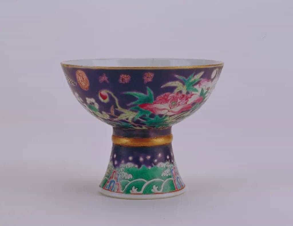 藕荷地粉彩花鸟纹高足碗 - 故宫陶瓷器藏品_第1张