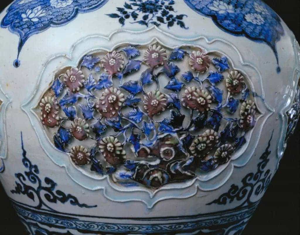 景德镇窑青花釉里红镂雕盖罐 - 故宫陶瓷器藏品_第4张