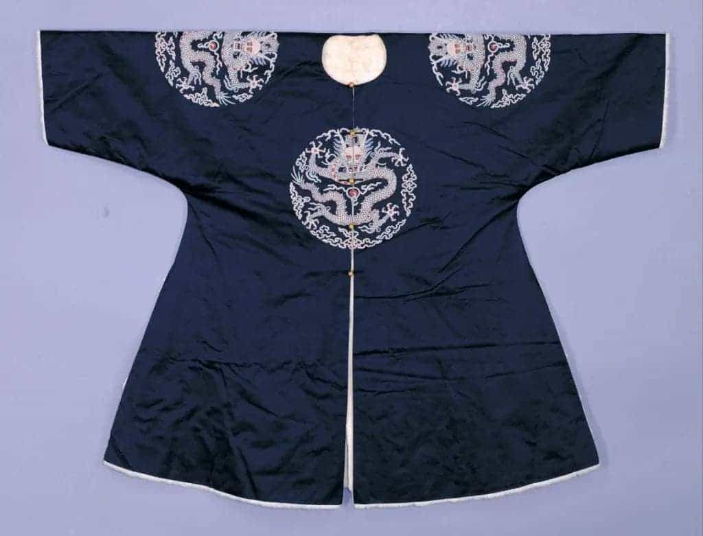 石青色缎缀四团缉米珠云龙银鼠皮衮服 - 故宫织绣类藏品_第1张